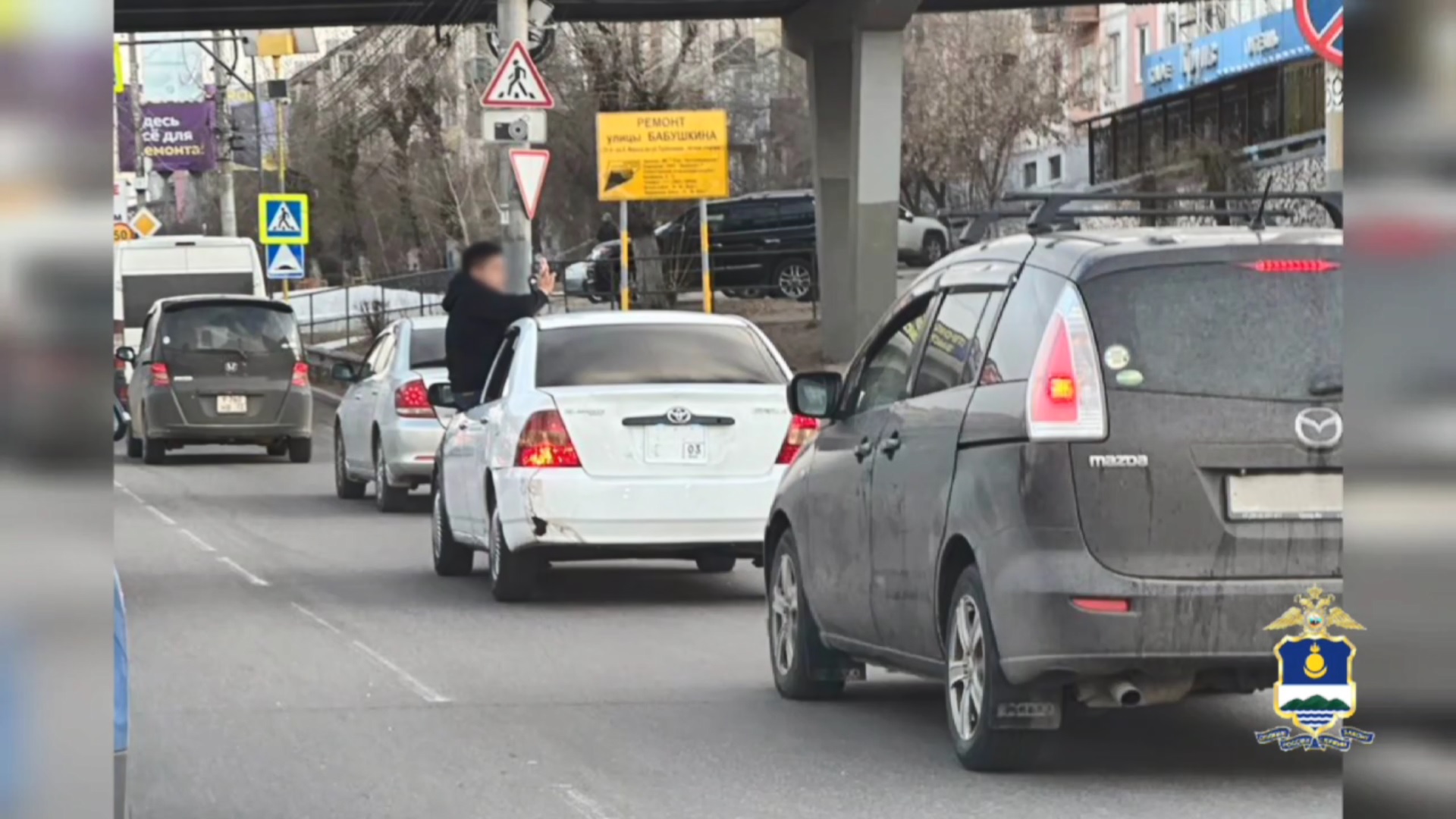 В Улан-Удэ пассажир высунулся всем корпусом из окна машины, чтобы поснимать  видео