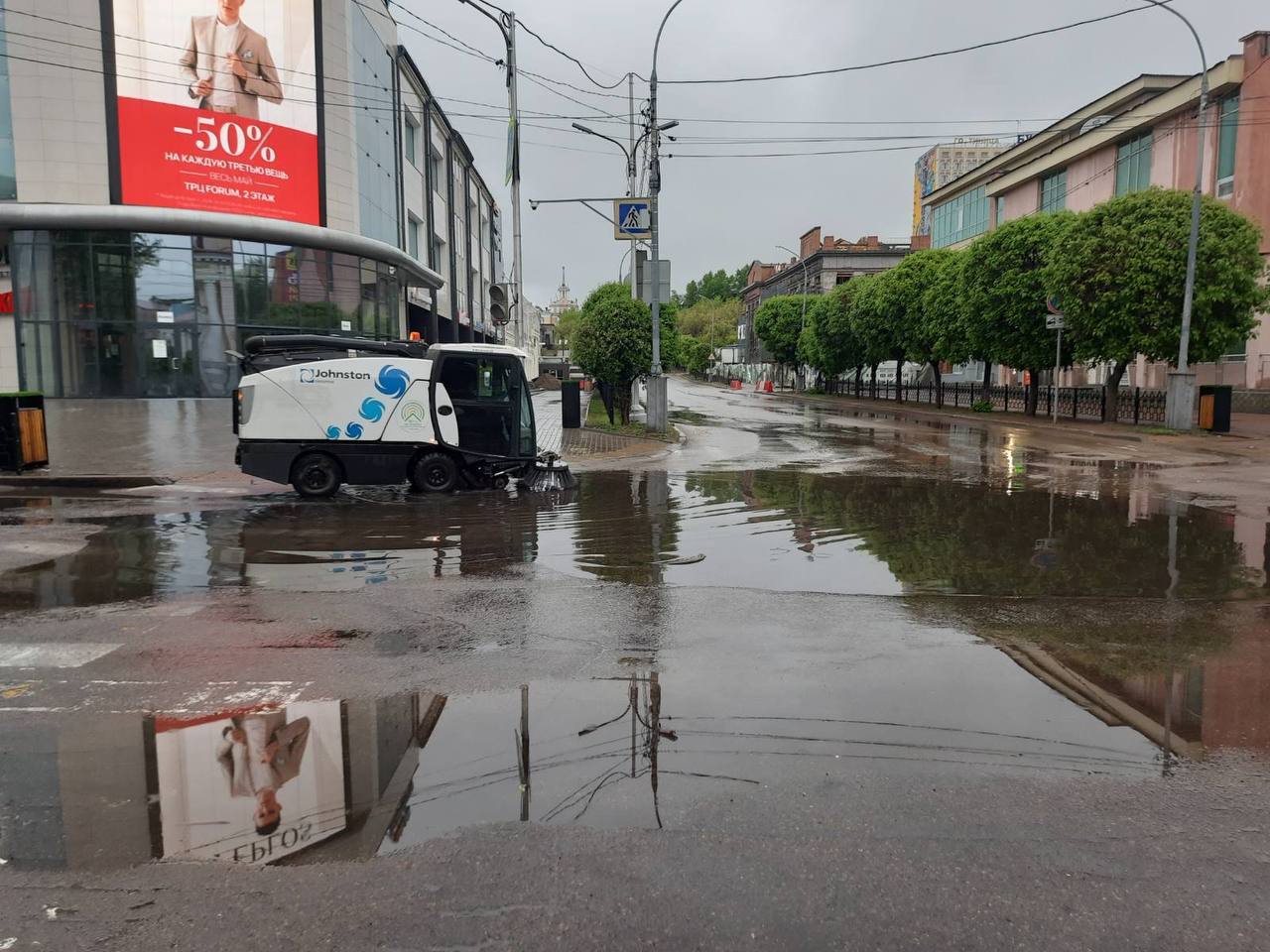 В Улан-Удэ откачивают воду и подсыпают провалы