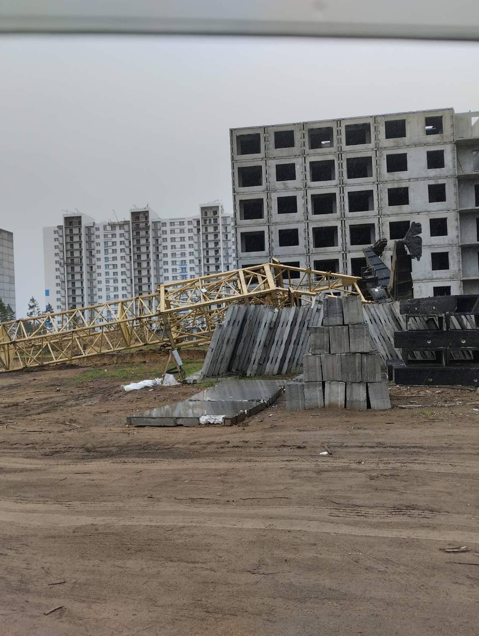 В Улан-Удэ из-за упавшего башенного крана погиб работник