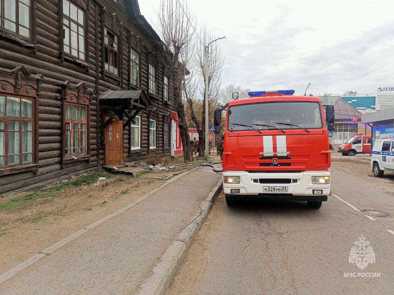 В Улан-Удэ едва не сгорел двухэтажный барак