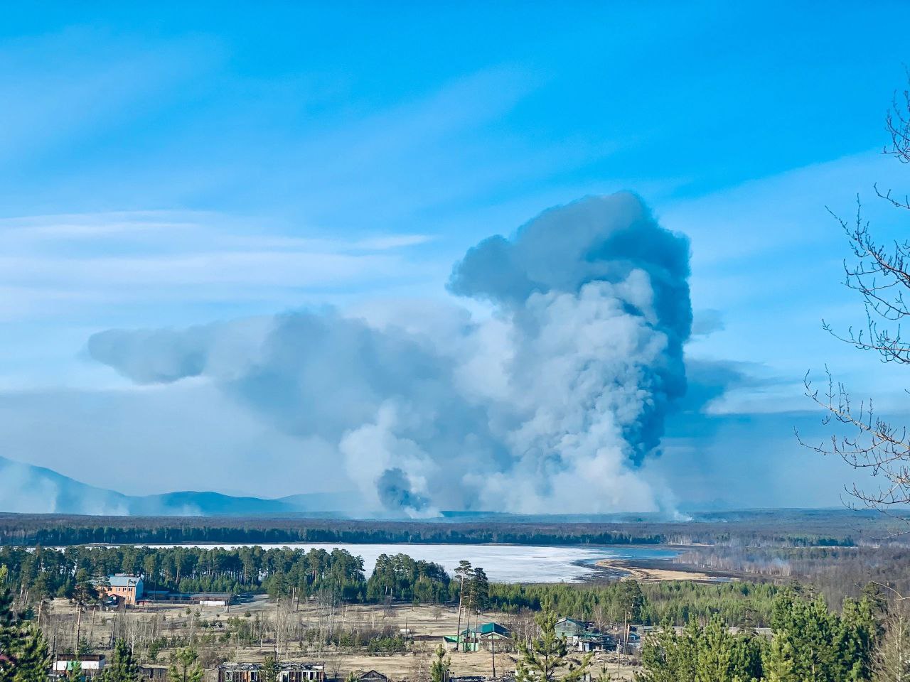 На севере Бурятии продолжают тушить лесной пожар